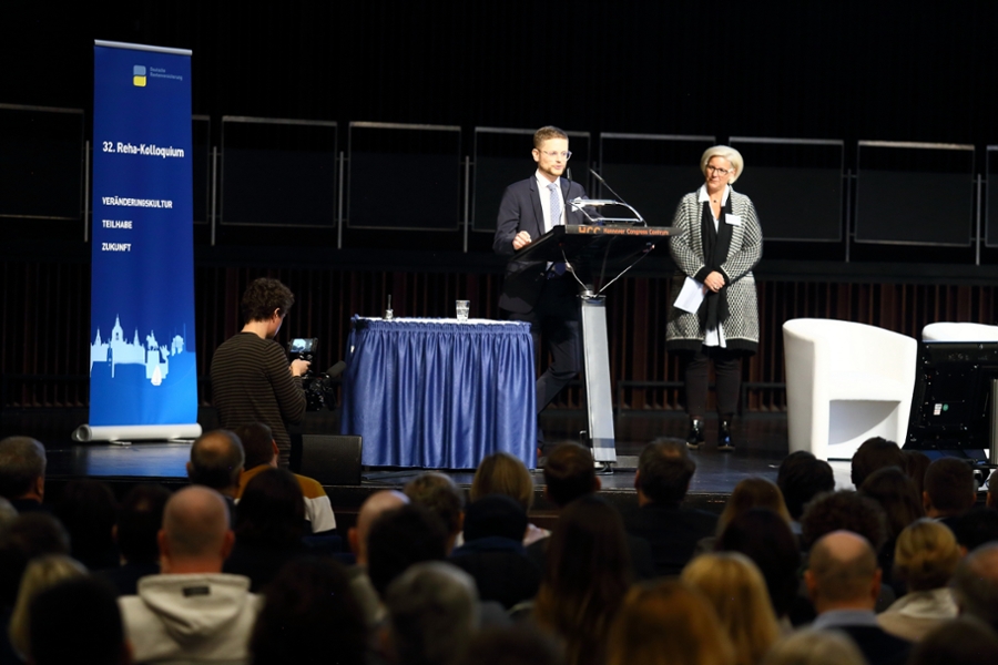 Preisträger Dr. David Fauser (l.) und Laudatorin Prof.in Dr. Anke-Menzel-Begemann (r.) bei der Verleihung des Zarnekow Förderpreises 2023. Preisträger Dr. David Fauser (l.) und Laudatorin Prof.in Dr. Anke-Menzel-Begemann (r.) bei der Verleihung des Zarnekow Förderpreises 2023.