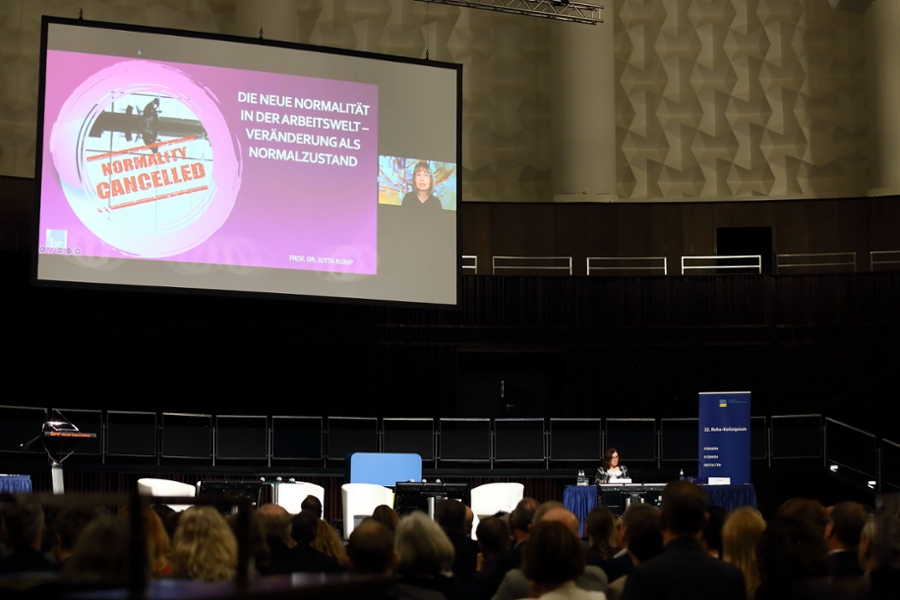 Prof.in Dr. Jutta Rump, Direktorin des Instituts für Beschäftigung und Employability (IBE), hält eine mitreißende Keynote zum Thema Veränderungskultur in Organisationen. Prof.in Dr. Jutta Rump, Direktorin des Instituts für Beschäftigung und Employability (IBE), hält eine mitreißende Keynote zum Thema Veränderungskultur in Organisationen.