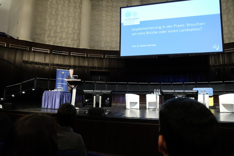 Prof. Dr. Michel Wensing, Universität Heidelberg, bei seinem Plenarvortrag zum Thema Forschungs-Praxis-Transfer. Prof. Dr. Michel Wensing, Universität Heidelberg, bei seinem Plenarvortrag zum Thema Forschungs-Praxis-Transfer.