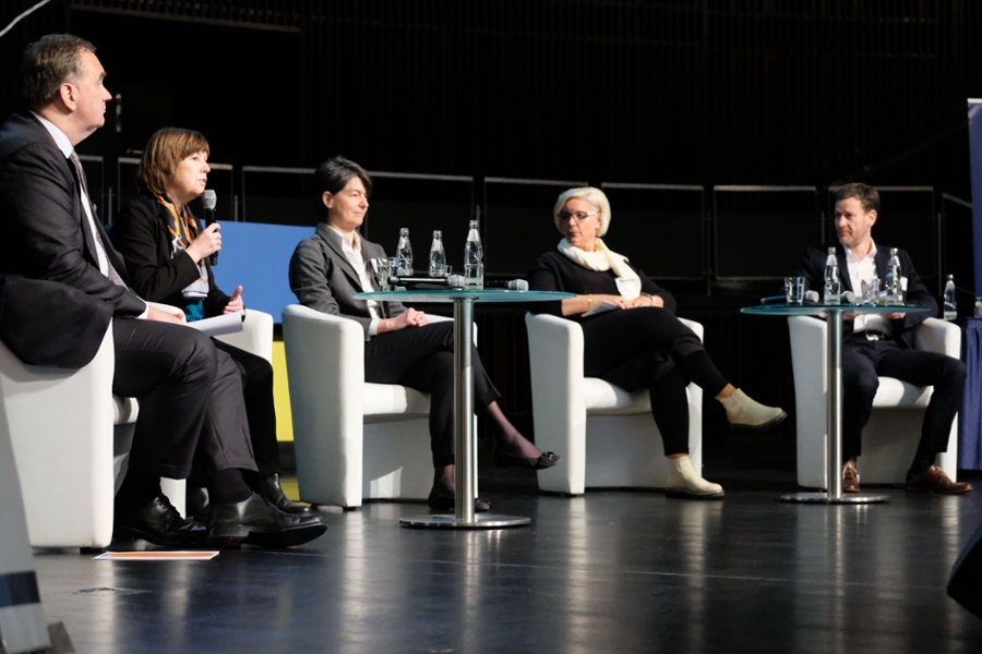 Jan Miede, Brigitte Gross, Dr. Petra Becker und Prof.in Dr. Anke-Menzel-Begemann (v.l.n.r.) diskutieren mit Dr. Marco Streibelt (r.) und dem Publikum über die erfolgreiche Umsetzung von Innovationen. Jan Miede, Brigitte Gross, Dr. Petra Becker und Prof.in Dr. Anke-Menzel-Begemann (v.l.n.r.) diskutieren mit Dr. Marco Streibelt (r.) und dem Publikum über die erfolgreiche Umsetzung von Innovationen.