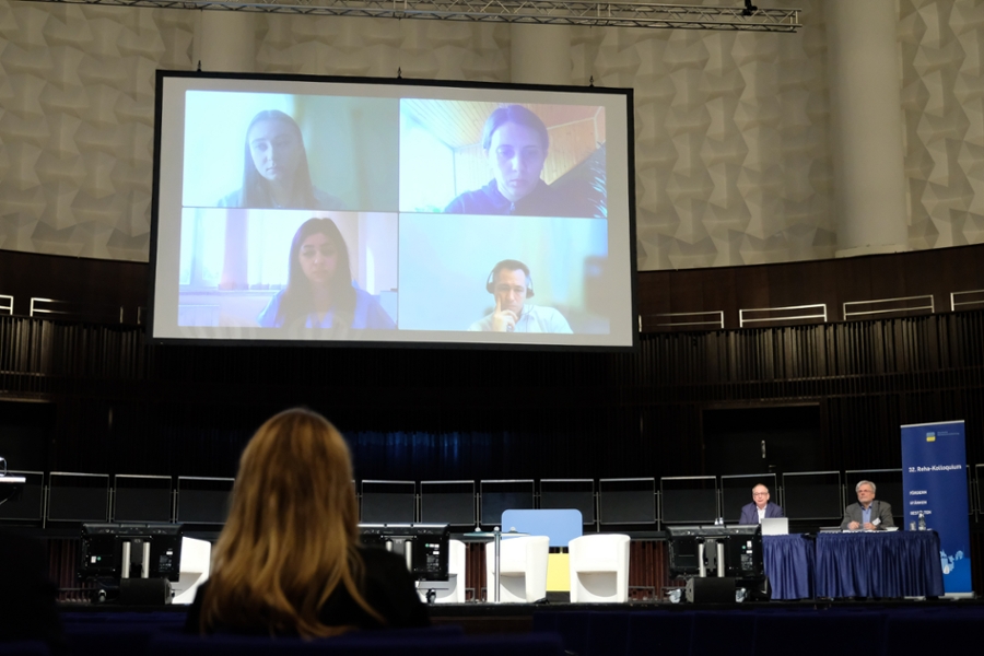 Prof. Dr. Markus Bassler und Prof. Dr. Christoph Gutenbrunner tauschen sich mit live zugeschalteten Vertreterinnen aus der Ukraine über reha-bezogene Unterstützungsprojekte aus. Prof. Dr. Markus Bassler und Prof. Dr. Christoph Gutenbrunner tauschen sich mit live zugeschalteten Vertreterinnen aus der Ukraine über reha-bezogene Unterstützungsprojekte aus.