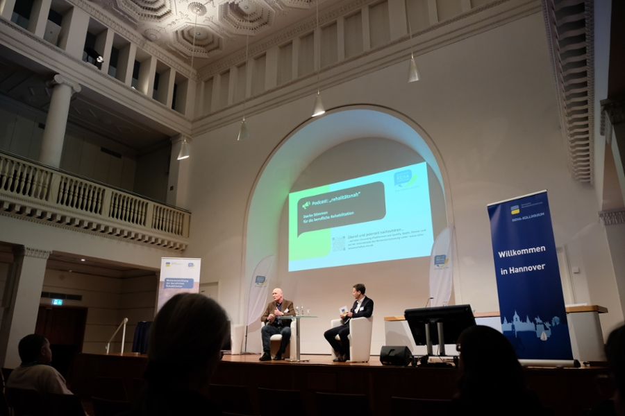 Prof. i. R. Dr. Ernst von Kardorff und Dr. Marco Streibelt bei der Live-Aufzeichnung des Wissenschaftspodcasts „rehalitätsnah“. Prof. i. R. Dr. Ernst von Kardorff und Dr. Marco Streibelt bei der Live-Aufzeichnung des Wissenschaftspodcasts „rehalitätsnah“.