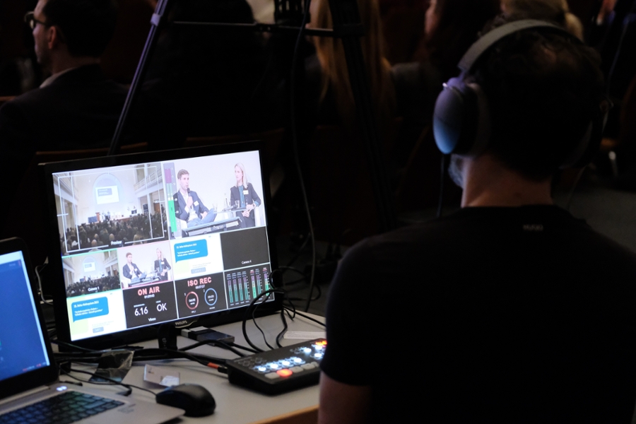 Auch online mit dabei sein: Übertragung der Programmhighlights aus den beiden Plenarsälen per Livestream. Auch online mit dabei sein: Übertragung der Programmhighlights aus den beiden Plenarsälen per Livestream.