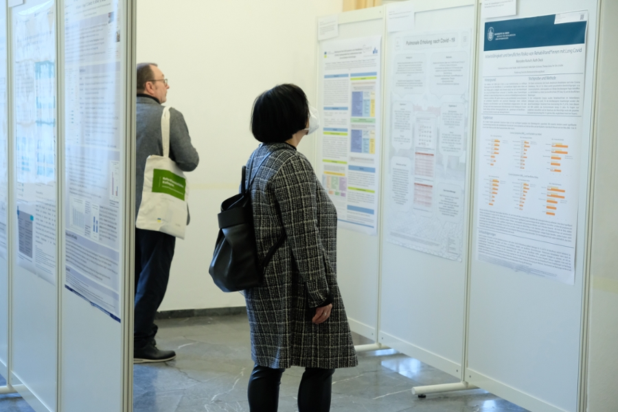 Mehr als 80 wissenschaftliche Poster zum gesamten Themenspektrum der Reha-Wissenschaften. Mehr als 80 wissenschaftliche Poster zum gesamten Themenspektrum der Reha-Wissenschaften.