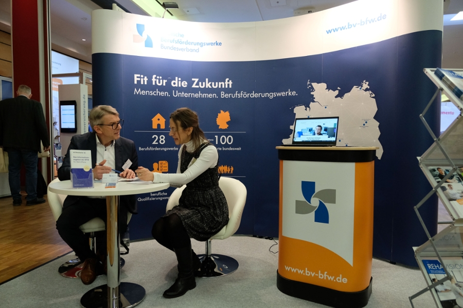 An 35 Ausstellungsständen mit der Reha-Community ins Gespräch kommen. An 35 Ausstellungsständen mit der Reha-Community ins Gespräch kommen.