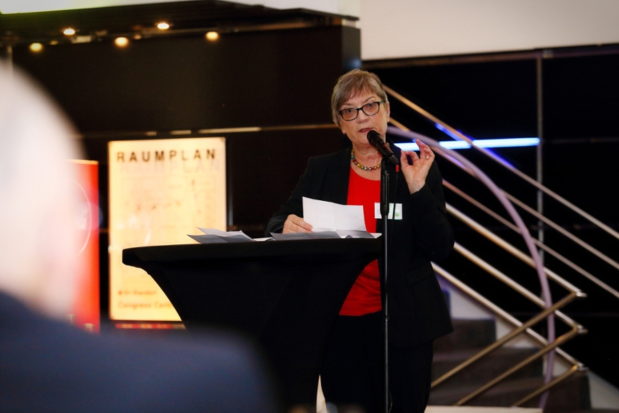 Annette Düring, Vorstandsvorsitzende der Deutschen Rentenversicherung Oldenburg-Bremen heißt die Gäste beim Begrüßungsempfang willkommen. Annette Düring, Vorstandsvorsitzende der Deutschen Rentenversicherung Oldenburg-Bremen heißt die Gäste beim Begrüßungsempfang willkommen.