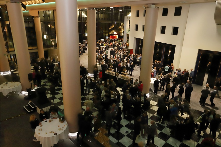 Networking und geselliger Austausch beim Begrüßungsempfang. Networking und geselliger Austausch beim Begrüßungsempfang.