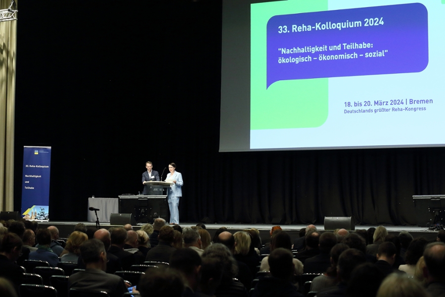 Sarah Leona Simon und Dr. Axel Kunte, Geschäftsführung der Deutschen Rentenversicherung Oldenburg-Bremen, begrüßen die Kongressgäste im Namen des regional mitveranstaltenden Rentenversicherungsträgers. Sarah Leona Simon und Dr. Axel Kunte, Geschäftsführung der Deutschen Rentenversicherung Oldenburg-Bremen, begrüßen die Kongressgäste im Namen des regional mitveranstaltenden Rentenversicherungsträgers.