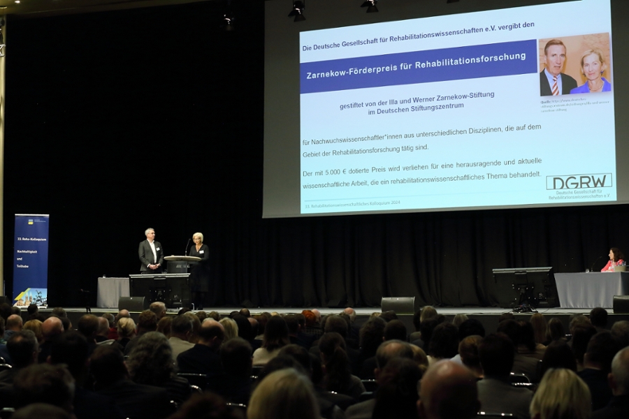 Prof. Dr. Anne Menzel-Begemann, Vizepräsidentin, und Prof. Dr. Thorsten Meyer-Feil, Präsident der Deutschen Gesellschaft für Rehabilitationswissenschaften (DGRW), überreichen den Zarnekow Förderpreis 2024. Prof. Dr. Anne Menzel-Begemann, Vizepräsidentin, und Prof. Dr. Thorsten Meyer-Feil, Präsident der Deutschen Gesellschaft für Rehabilitationswissenschaften (DGRW), überreichen den Zarnekow Förderpreis 2024.