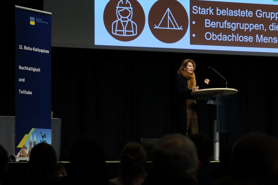 Prof. Dr. Claudia Hornberg, Vorsitzende des Sachverständigenrats für Umweltfragen, bei ihrer Keynote zum Thema Klimawandel und Gesundheit. Prof. Dr. Claudia Hornberg, Vorsitzende des Sachverständigenrats für Umweltfragen, bei ihrer Keynote zum Thema Klimawandel und Gesundheit.