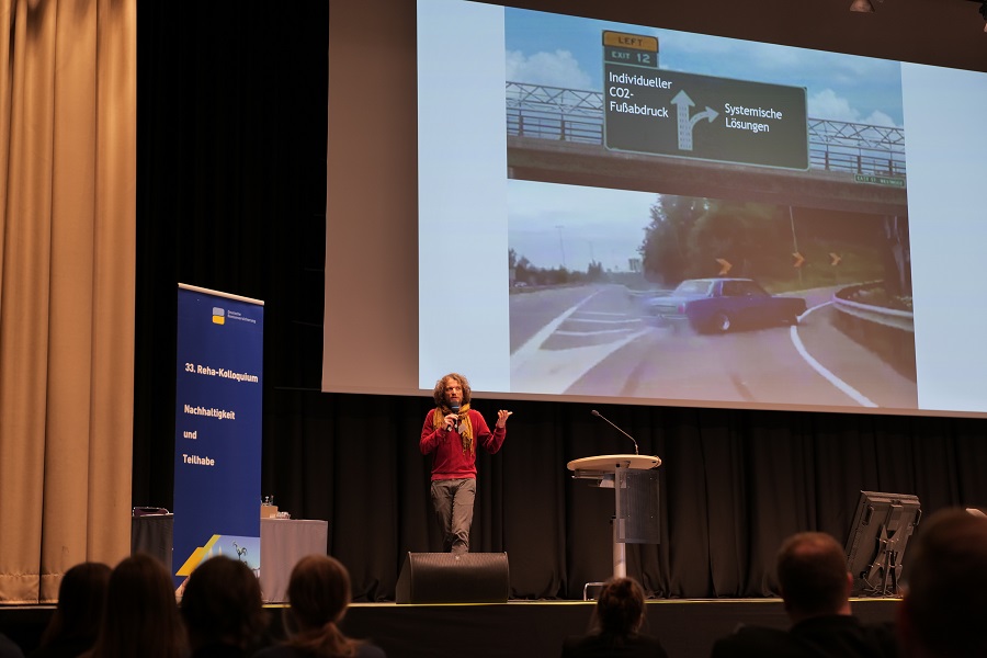 Dr. Gerhard Reese, Umweltpsychologe an der Rheinland-Pfälzischen Technischen Universität Kaiserslautern-Landau, erklärt anschaulich, wie individuelle und systemische Bedingungen unser (nicht-)Handeln beim Thema Nachhaltigkeit fördern. Dr. Gerhard Reese, Umweltpsychologe an der Rheinland-Pfälzischen Technischen Universität Kaiserslautern-Landau, erklärt anschaulich, wie individuelle und systemische Bedingungen unser (nicht-)Handeln beim Thema Nachhaltigkeit fördern.