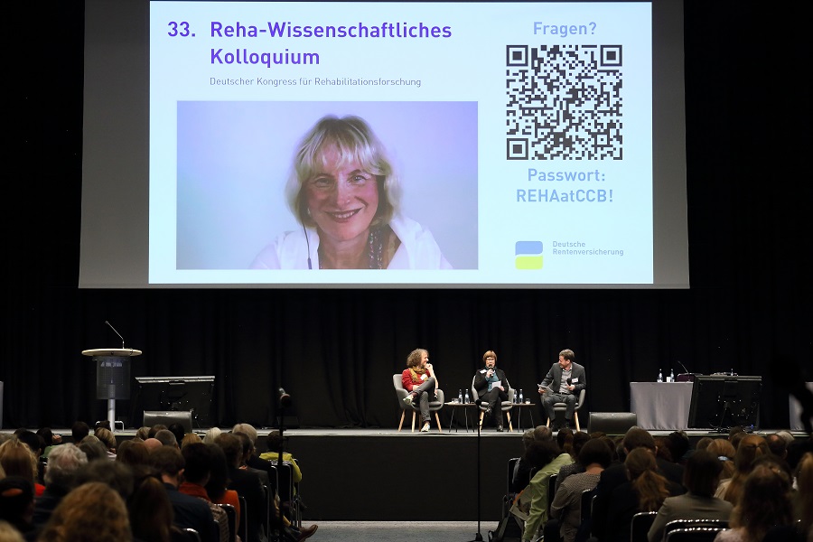 Prof. Dr. Edda Weimann wird aus Ruanda zugeschaltet für die Podiumsdiskussion mit Keynotespeaker Prof. Dr. Gerhard Reese, Brigitte Gross, Direktorin der Deutschen Rentenversicherung Bund, und Moderator Dr. Marco Streibelt Prof. Dr. Edda Weimann wird aus Ruanda zugeschaltet für die Podiumsdiskussion mit Keynotespeaker Prof. Dr. Gerhard Reese, Brigitte Gross, Direktorin der Deutschen Rentenversicherung Bund, und Moderator Dr. Marco Streibelt