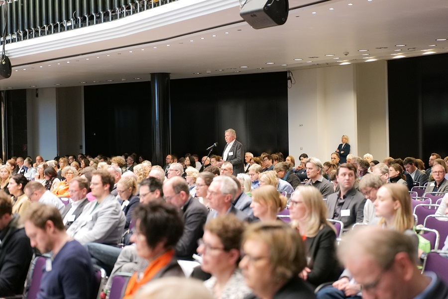 Publikumsfragen zur Podiumsdiskussion aus dem voll besetzten Hanse Saal im Congress Centrum Bremen. Publikumsfragen zur Podiumsdiskussion aus dem voll besetzten Hanse Saal im Congress Centrum Bremen.