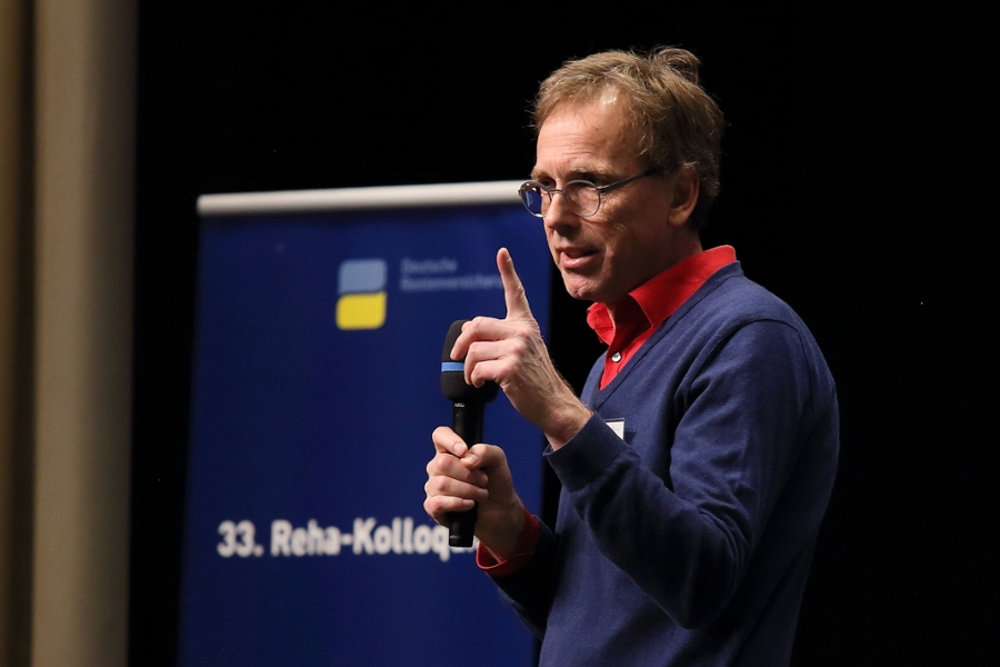 Prof. Dr. Hans Martin Hasselhorn, Arbeitsmediziner an der Bergischen Universität Wuppertal, berichtet in seiner Keynote von der in Deutschland einzigartigen Kohortenstudie Studie "lidA- leben in der Arbeit". Prof. Dr. Hans Martin Hasselhorn, Arbeitsmediziner an der Bergischen Universität Wuppertal, berichtet in seiner Keynote von der in Deutschland einzigartigen Kohortenstudie Studie "lidA- leben in der Arbeit".