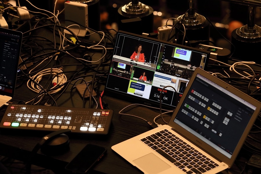 Auch online mit dabei sein: Übertragung der Programmhighlights aus dem Hanse Saal per Livestream und als Video-on-Demand-Angebot. Auch online mit dabei sein: Übertragung der Programmhighlights aus dem Hanse Saal per Livestream und als Video-on-Demand-Angebot.