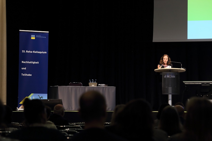 Frau Dr. Weinbrenner, Leitende Ärztin der Deutschen Rentenversicherung Bund und Mitglied der Wissenschaftlichen Leitung, bei der Kongressverabschiedung. Bis 2025 in Nürnberg! Frau Dr. Weinbrenner, Leitende Ärztin der Deutschen Rentenversicherung Bund und Mitglied der Wissenschaftlichen Leitung, bei der Kongressverabschiedung. Bis 2025 in Nürnberg!