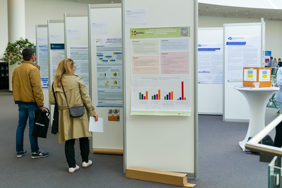 Menschen schauen sich Poster an. Menschen schauen sich Poster an.