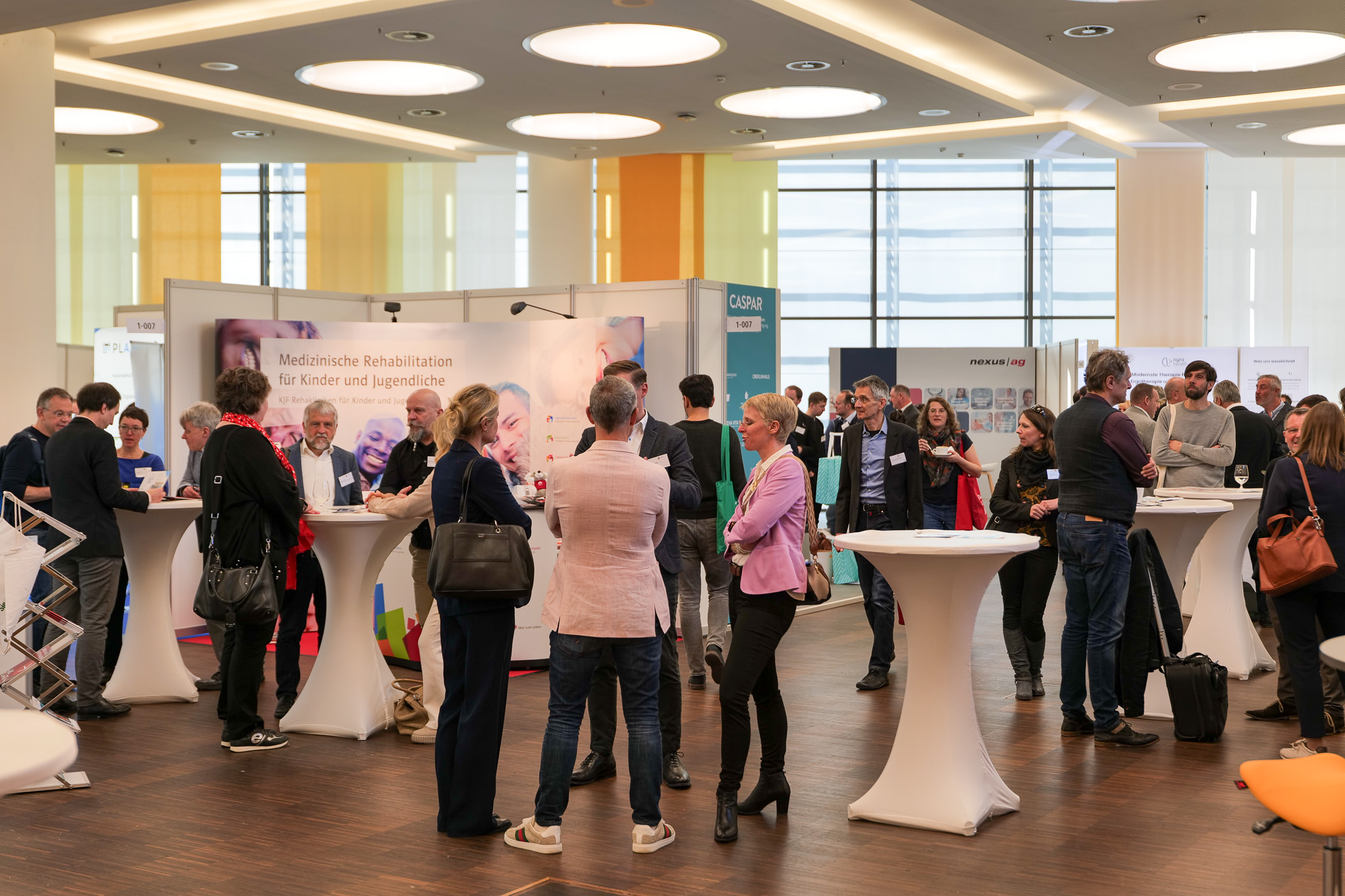 Menschen unterhalten sich auf einer Ausstellung. Menschen unterhalten sich auf einer Ausstellung.