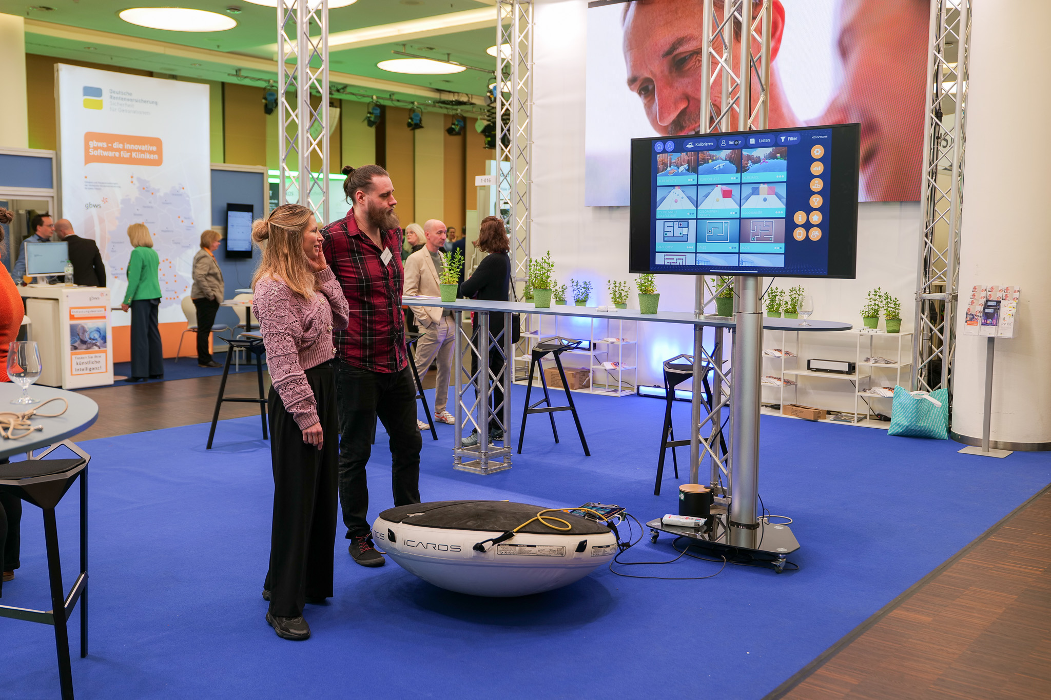 Zwei Menschen schauen sich eine Ausstellung an. Zwei Menschen schauen sich eine Ausstellung an.