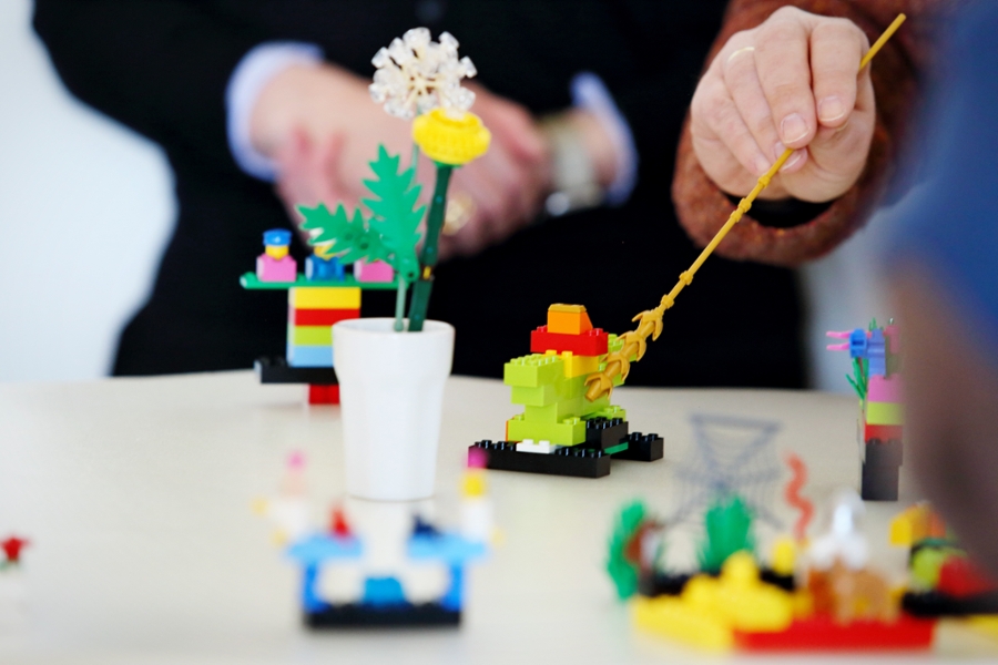 Bunte Bausteine stehen auf einem Tisch. Bunte Bausteine stehen auf einem Tisch.