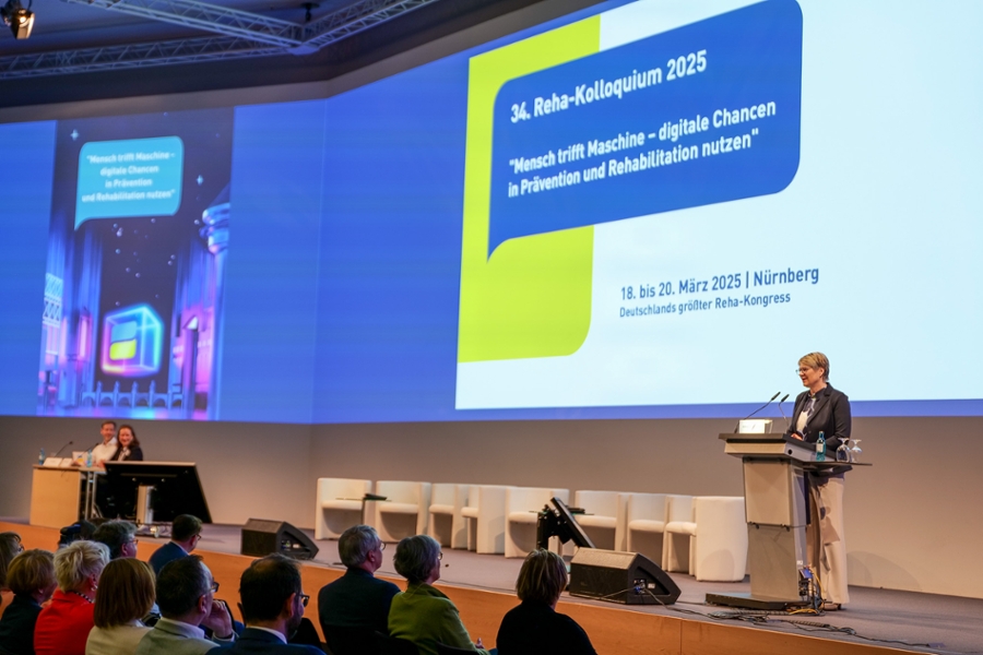 Eine Frau steht hinter einem Pult und spricht. Eine Frau steht hinter einem Pult und spricht.