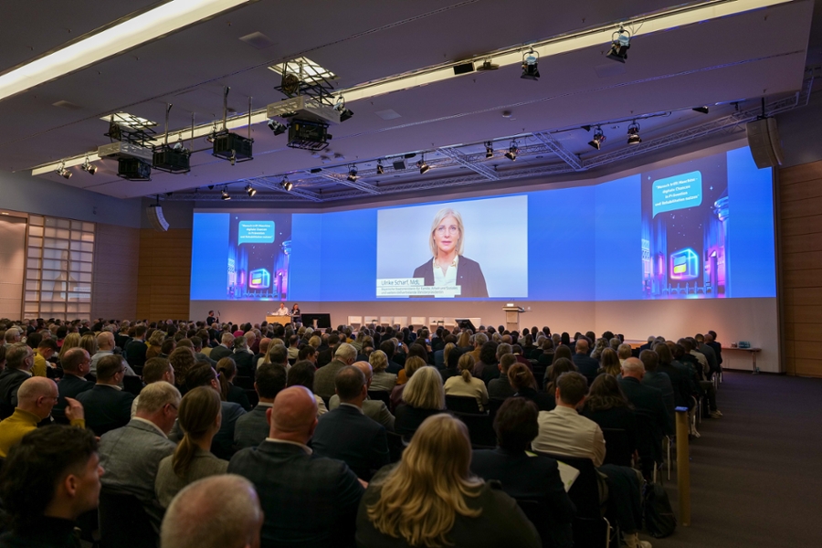 Eine Frau ist auf einer Videoleinwand zu sehen. Eine Frau ist auf einer Videoleinwand zu sehen.