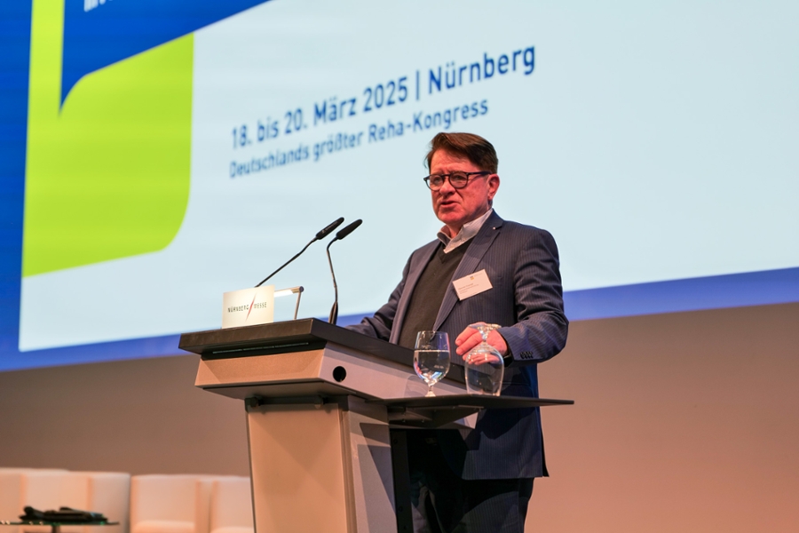 Ein Mann steht auf der Bühne und spricht. Ein Mann steht auf der Bühne und spricht.