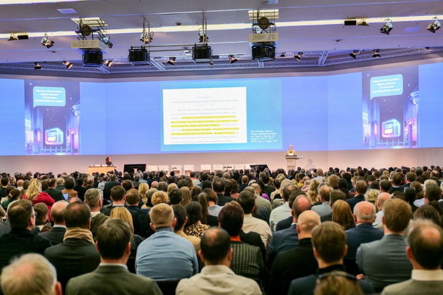 Ein großer Saal mit vielen Menschen. Ein großer Saal mit vielen Menschen.