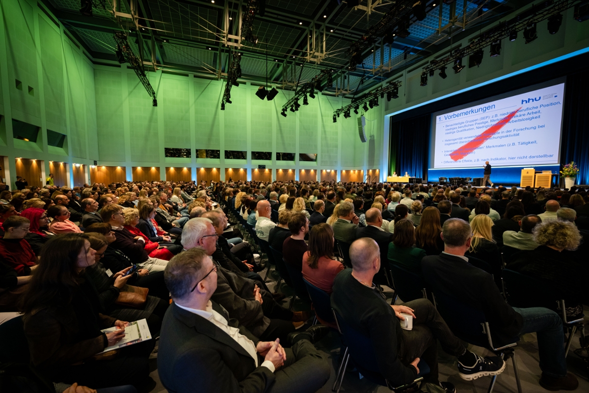 Vortragssaal mit Zuhörern Vortragssaal mit Zuhörern