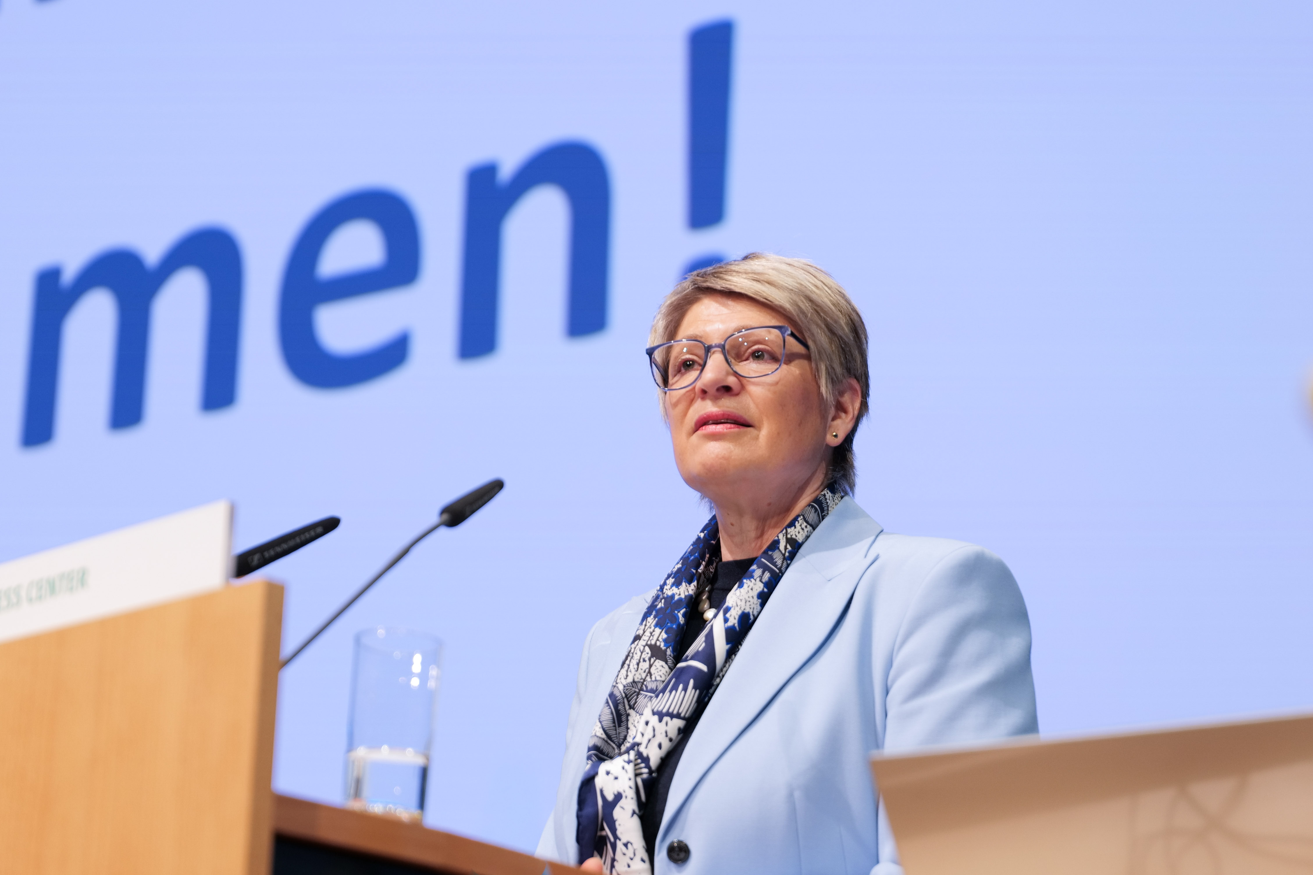 Eine Frau hält eine Rede Eine Frau hält eine Rede