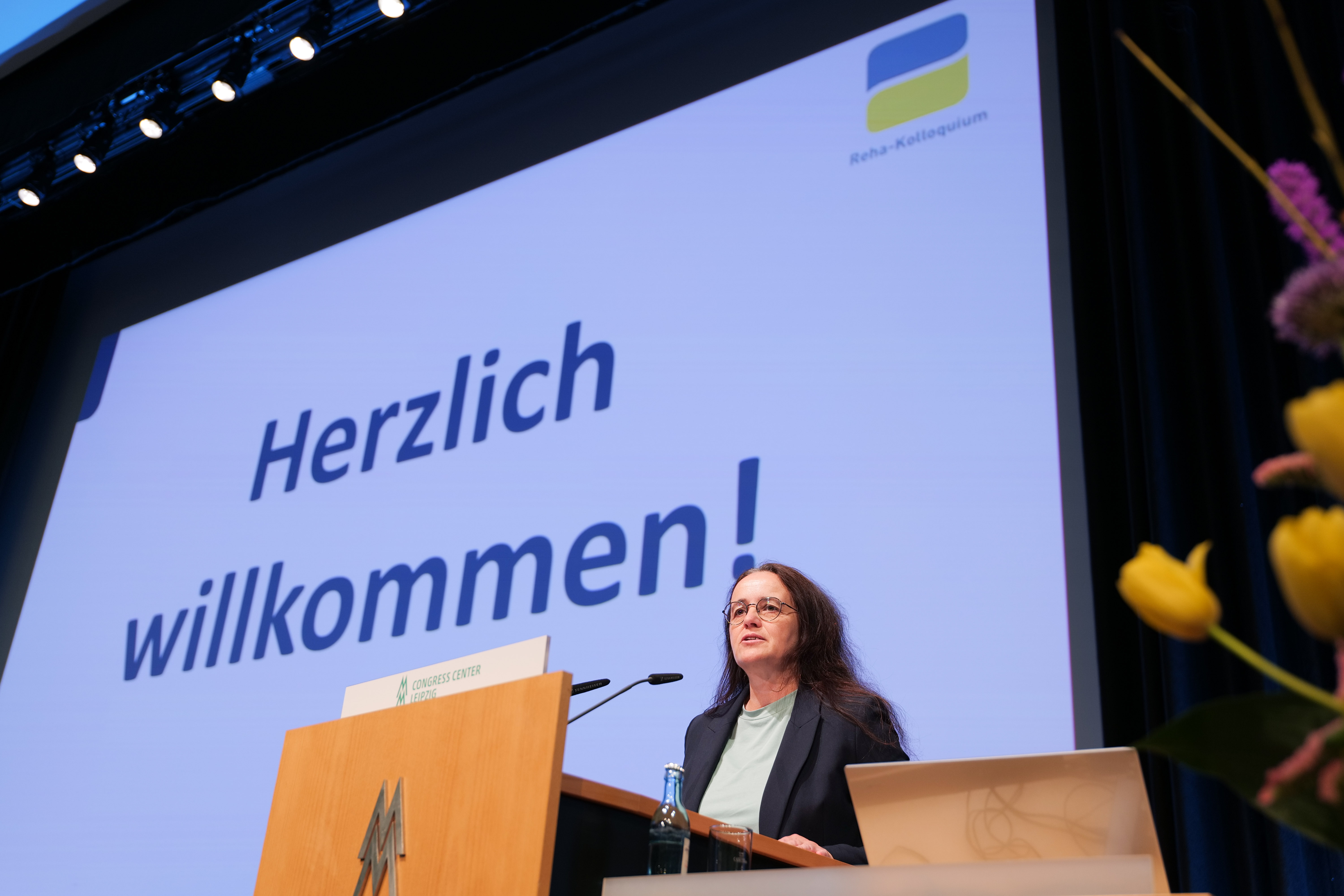 Eine Frau hält eine Rede Eine Frau hält eine Rede