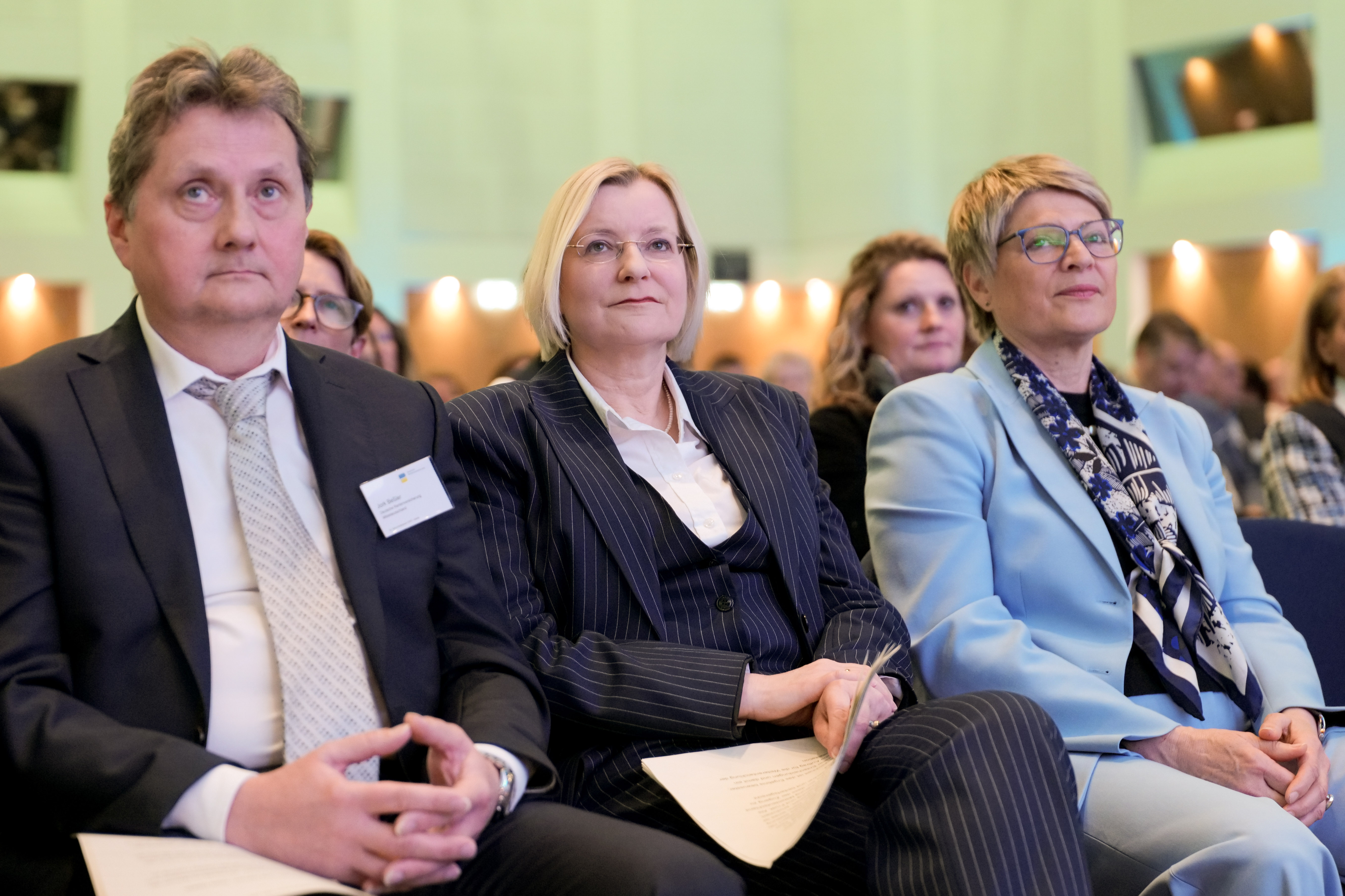 Drei Personen sitzen Drei Personen sitzen