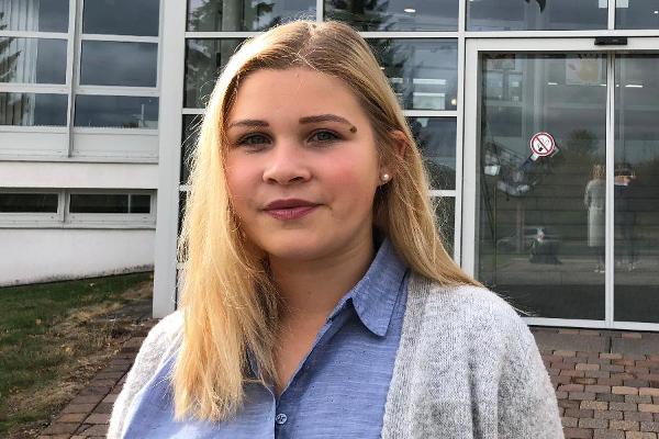 Portrait von Noa vor dem Klinikeingan Portrait von Noa vor dem Klinikeingan
