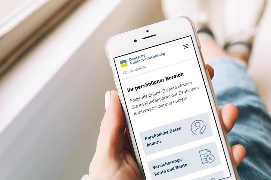 Ein Smartphone wird in einer Hand gehalten. Auf dem Bildschirm ist ein Ausschnitt aus dem Internetauftritt des Kundenportals.