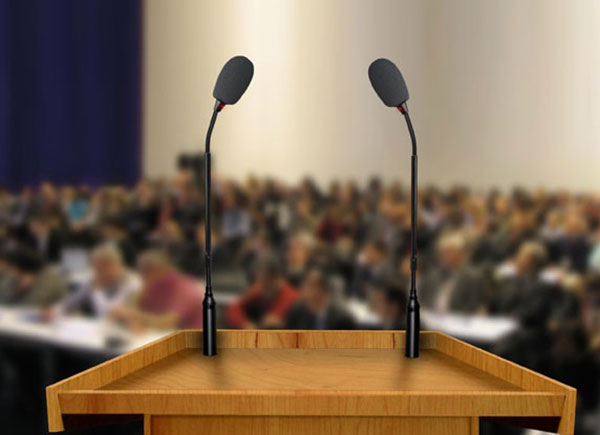 Foto: Zwei Mikrophone auf einem Rednerpult