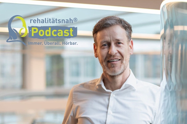 Ein Mann steht in einem modernen Gebäude und blickt freundlich in die Kamera Ein Mann steht in einem modernen Gebäude und blickt freundlich in die Kamera