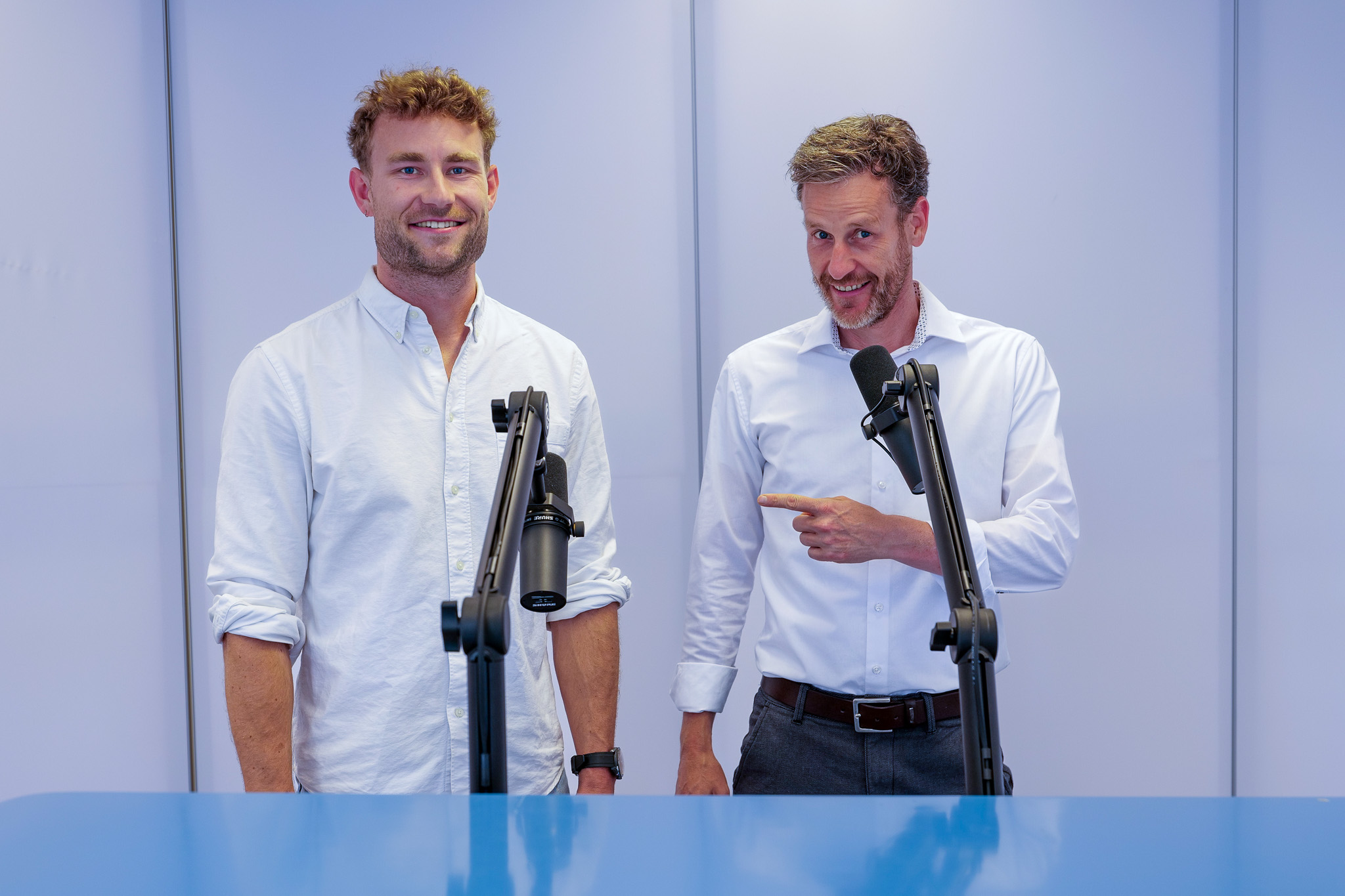 Zwei Männer stehen an einem Tisch. Zwei Männer stehen an einem Tisch.