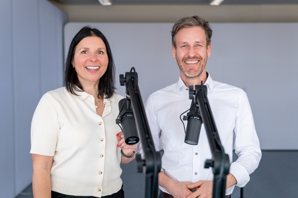 Zwei Personen im Gespräch Zwei Personen im Gespräch