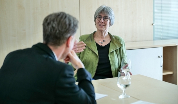 Zwei Personen im Gespräch Zwei Personen im Gespräch