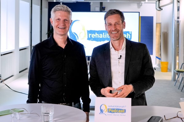 Zwei Männer lächeln in die Kamera Zwei Männer lächeln in die Kamera