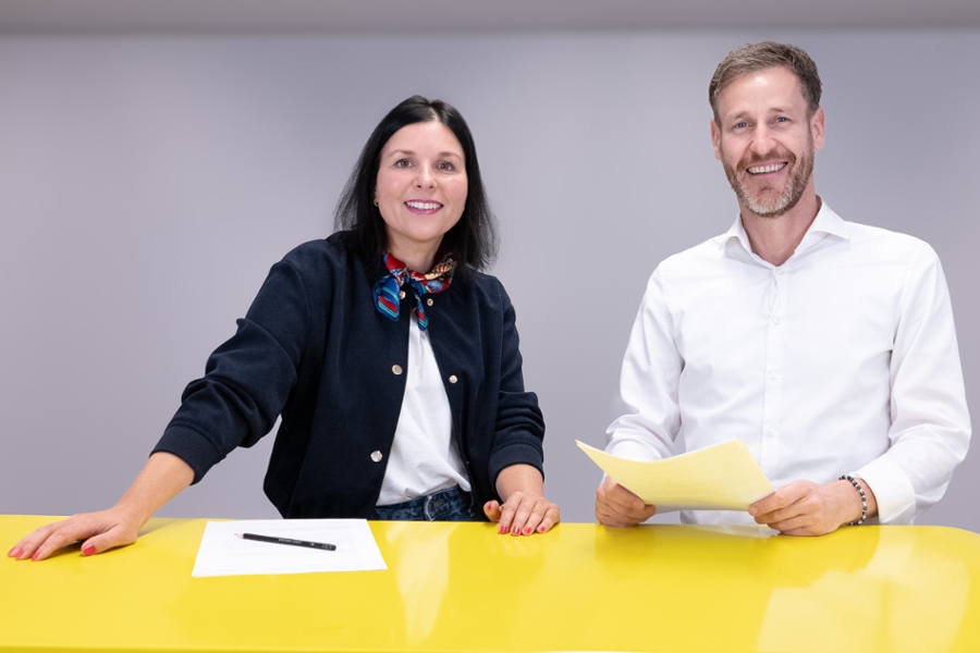 Eine Frau und ein Mann lächeln in die Kamera Eine Frau und ein Mann lächeln in die Kamera