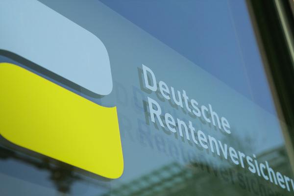 Foto vom Logo der Deutschen Rentenversicherung an einer Glasscheibe